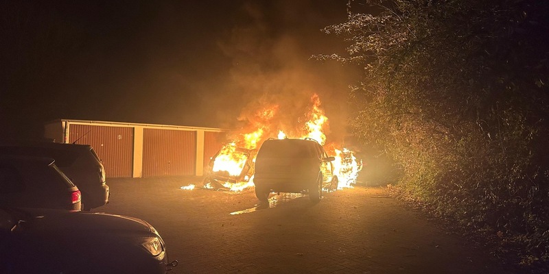 FW-BO: 4 brennende PKW in Hamme - Foto: presseportal.de
