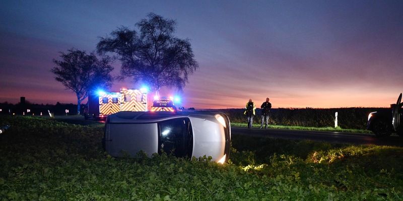 FW Pulheim: PKW landete im Feld - Foto: presseportal.de