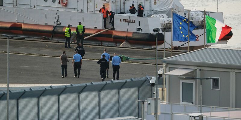 Gerichte hoben zweimal hintereinander die Inhaftierung von Migranten in den albanischen Lagern auf, nachdem sie zuvor von den Behörden auf dem Weg nach Europa im Mittelmeer gestoppt worden waren. (Archivbild) - Foto: Vlasov Sulaj/AP/dpa