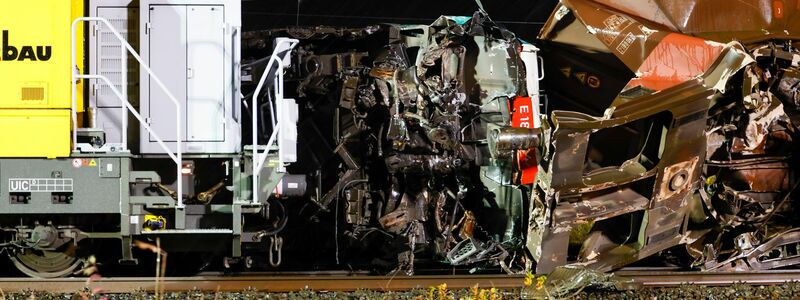 Schwere Kräne müssen die völlig demolierten Waggons wieder aufrichten und möglichst zurück auf die Schienen setzen. - Foto: Thomas Banneyer/dpa