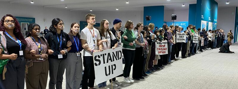 Am späten Abend demonstrierten Klimaaktivisten vor dem Plenarsaal. - Foto: Torsten Holtz/dpa