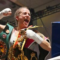 Im November gewann Tina Rupprecht (rechts) gegen Eri Matsuda aus Japan drei WM-Gürtel. - Foto: Marijan Murat/dpa