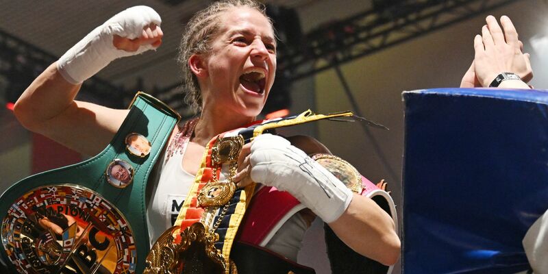 Profi-Boxerin Tina Ruprrecht feiert ihre drei WM-Titel. - Foto: Marijan Murat/dpa