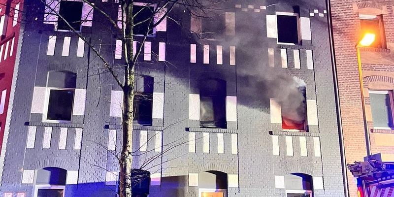 FW-E: Ausgedehnter Wohnungsbrand in der Nacht - drei verletzte Personen - Foto: presseportal.de