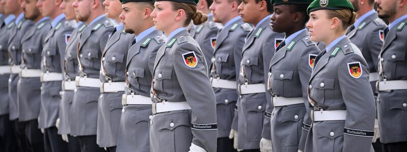 Die Modernisierung der Uniformen war schon 2018 beschlossen worden. (Archivbild) - Foto: Bernd von Jutrczenka/dpa