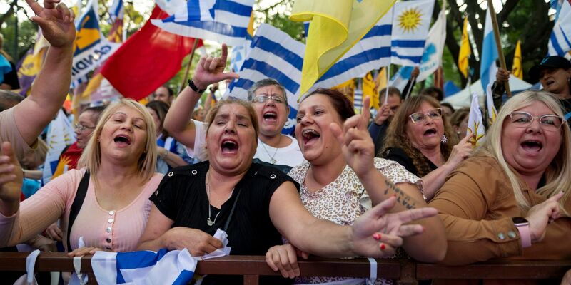 Bei der Stichwahl in Uruguay wird ein knappes Ergebnis erwartet. (Archivbild) - Foto: Santiago Mazzarovich/AP/dpa