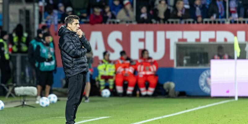 Siebtes Saisontor: Der Mainzer Jonathan Burkardt verwandelt den Handelfmeter sicher. - Foto: Axel Heimken/dpa