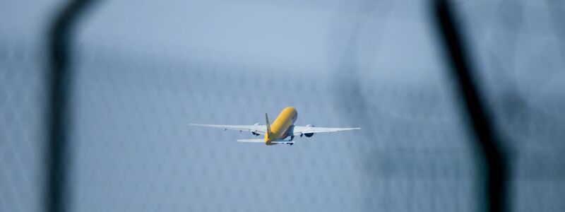 Ein aus Leipzig gestartetes Frachtflugzeug ist in Litauen auf ein Wohngebäude gestürzt. (Archivbild) - Foto: Heiko Rebsch/dpa