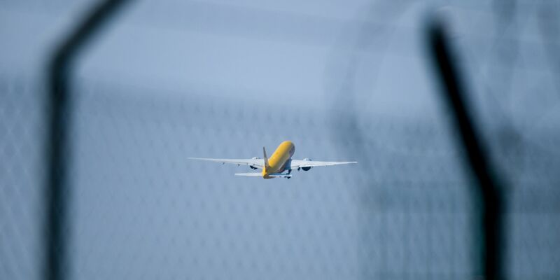 Ein in Leipzig gestartetes Frachtflugzeug ist in Litauen abgestürzt. (Archivbild) - Foto: Heiko Rebsch/dpa