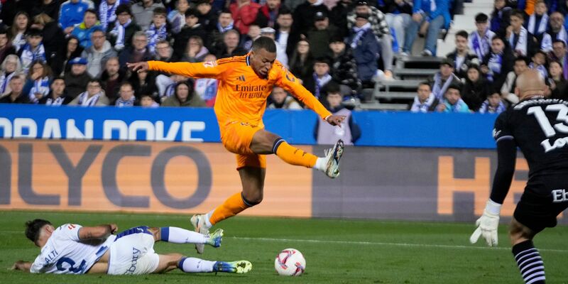 Superstar Kylian Mbappé fühlt sich langsam angekommen im Team. - Foto: Bernat Armangue/AP