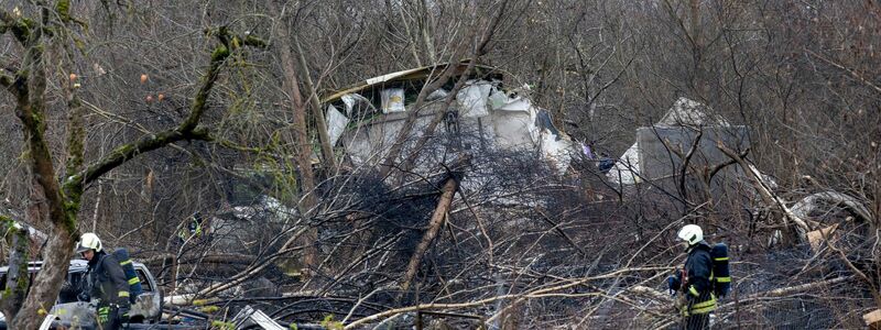 Trümmer des Frachtflugzeugs, das kurz vor dem Flughafen von Vilnius abstürzte.  - Foto: Mindaugas Kulbis/AP