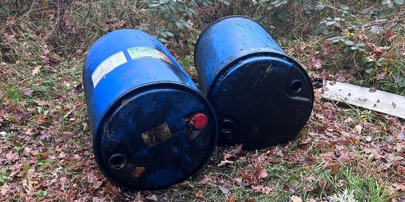 POL-SE: Elmshorn - Illegal entsorgte Fässer laufen aus und verschmutzen Boden - Strafverfahren eingeleitet - Polizei sucht Zeugen - Foto: presseportal.de