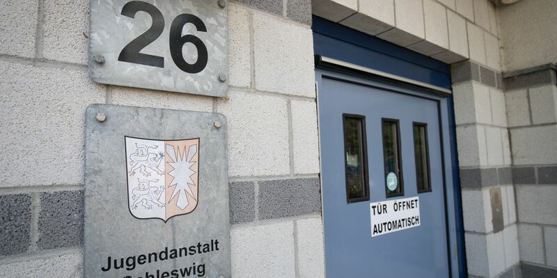 Die Staatsanwaltschaft ermittelt gegen zwei Mitarbeiterinnen der Jugendanstalt Schleswig. (Archivbild) - Foto: Christian Charisius/dpa