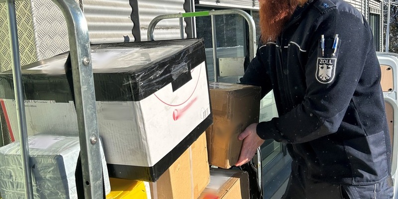 HZA-RO: Der Zoll warnt vor verbotenen Sendungen zur Weihnachtszeit / Federn geschützter Greifvögel und Cannabissamen in Postpaketen beim Hauptzollamt Rosenheim - Foto: presseportal.de