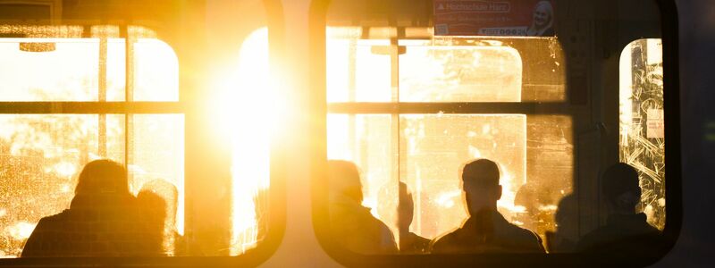 Nur 17 Prozent der Befragten gaben an, dass sich die Anzahl der Abfahrten mit Bus oder Bahn an der nächstgelegenen Haltestelle in den letzten fünf Jahren verbessert habe. (Archivbild) - Foto: Julian Stratenschulte/dpa/dpa-tmn