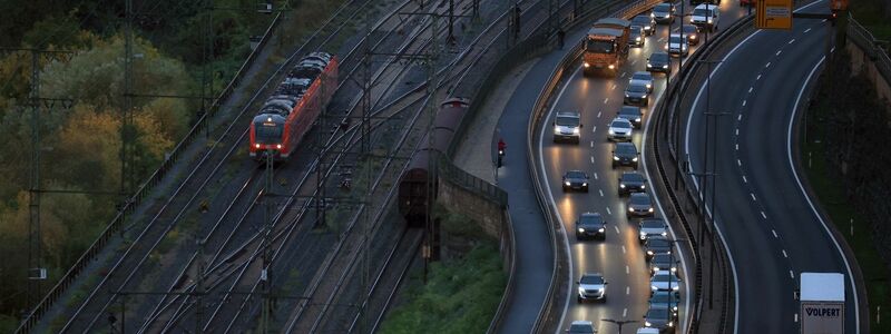 Die Verbände fordern in der Verkehrspolitik einen Paradigmenwechsel und weniger Fokus auf das Auto. (Archivbild) - Foto: Karl-Josef Hildenbrand/dpa