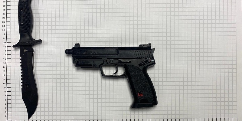 BPOL NRW: Mit Soft-Air-Waffe und Kampfmesser im Zug - Sicherstellung durch Bundespolizei - Foto: presseportal.de