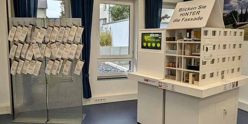 POL-MTK: #Orangeday: Ausstellung Gewaltige Liebe in Flörsheim - Foto: presseportal.de