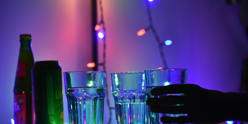 K.o.-Tropfen sollen als Waffe eingestuft werden. (Illustration) - Foto: Christian Thiele/dpa