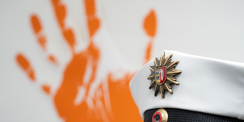 POL-SH: Orange Day 2025: Die Landespolizei Schleswig-Holstein zeigt Flagge gegen Gewalt an Frauen - Foto: presseportal.de