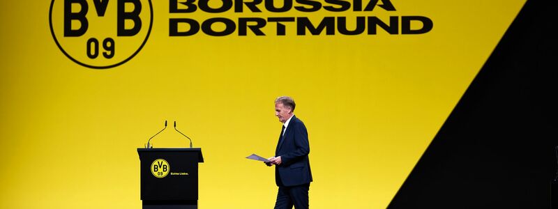 Der Vertrag von Sportdirektor Sebastian Kehl (r.) läuft aus. - Foto: Bernd Thissen/dpa