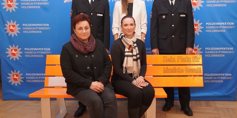 POL-GOE: Tag gegen Gewalt an Frauen: Polizeidirektion Göttingen setzt sichtbares Zeichen in Orange - Foto: presseportal.de