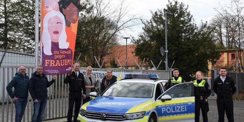 POL-CE: Polizeiinspektion Celle hisst orangene Fahne als Zeichen gegen Gewalt an Frauen - Foto: presseportal.de