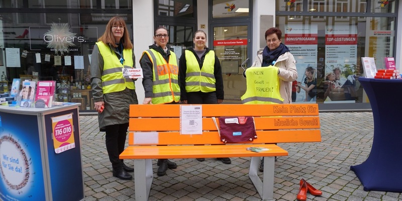 POL-HM: Kein Platz für häusliche Gewalt - Polizei klärt gemeinsam mit Landkreis zum Orange Day über häusliche Gewalt auf - Foto: presseportal.de