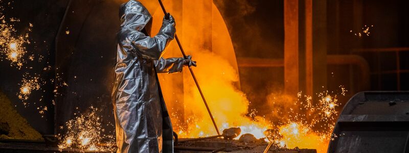 Ein Stahlarbeiter von Thyssenkrupp arbeitet am Hochofen 8 auf dem Werksgelände. - Foto: Rolf Vennenbernd/dpa