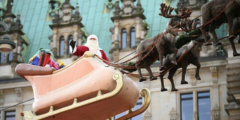 Viele Besucherinnen und Besucher erkundeten am Tag der Eröffnung die Buden in Hamburg. - Foto: Niklas Graeber/dpa