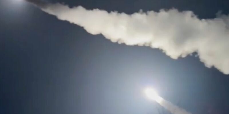 Nach russischen Angaben wurde ein Flughafen im Süden des Landes mit ATACMS-Raketen beschossen, nun hat Moskau mit Vergeltung gedroht. (Archivbild) - Foto: Uncredited/Lachen Pyshe Telegram/AP/dpa