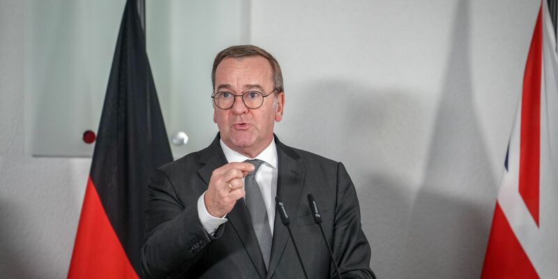 Die Ursache für den Absturz eines in Leipzig gestarteten Frachtflugzeugs bei Vilnius ist weiterhin unklar. Verteidigungsminister Pistorius fordert erhöhte Sensibilität bei bestimmten Frachtsendungen. - Foto: Kay Nietfeld/dpa