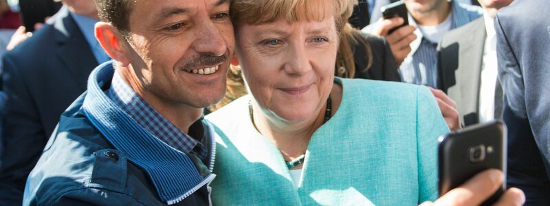 Die Wirkung ihres Selfies mit einem syrischen Flüchtling überrascht Merkel. - Foto: Bernd von Jutrczenka/dpa