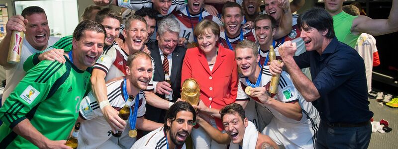 Vom WM-Finale 2014, als Deutschland in Rio de Janeiro den Titel gewann, erzählt Ex-Kanzlerin Angela Merkel in ihren Memoiren von kurzen Dialogen mit dem ungarischen Regierungschef Viktor Orbán in der Tribünenreihe vor ihr. (Archivfoto) - Foto: Guido Bergmann/Bundesregierung/dpa