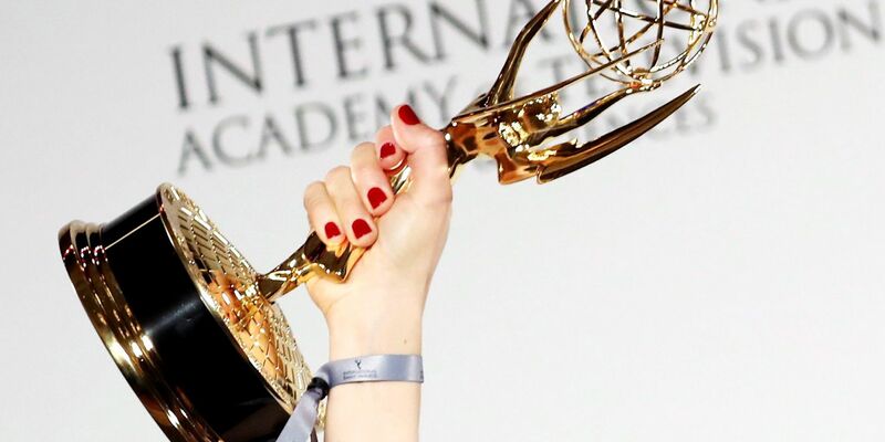 Golden und prestigeträchtig - die Emmy-Trophäe - Foto: Andrew Gombert/EPA/dpa