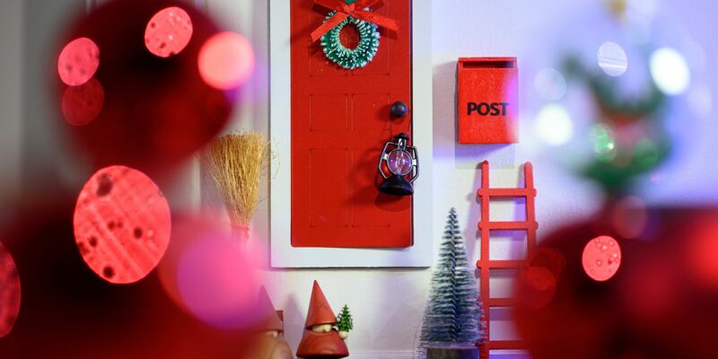 Eine kleine Tür, ein Briefkasten, Besen, Laterne, Türmatte und eine kleine Leiter - im Handel gibt es inzwischen für Wichtelbeginner kleine Basic-Sets.  - Foto: Hendrik Schmidt/dpa