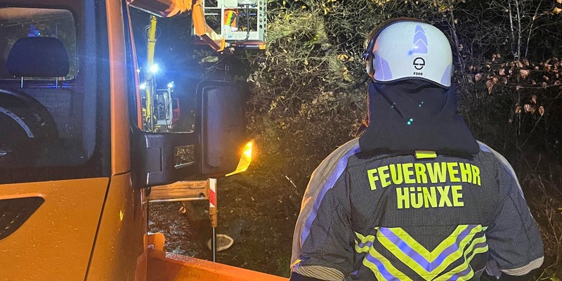 FW Hünxe: Ausleuchten nach Sturmschaden - Unterstützung des Gemeindebauhofs - Foto: presseportal.de