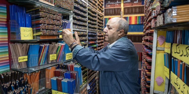 Für Mohammed Rafi ist der Verkauf von Buntstiften eine echte Leidenschaft. - Foto: Arne Bänsch/dpa
