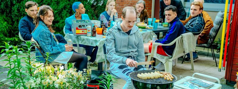 Die Discounter beim Grillfest. - Foto: Dennis Dirk/Amazon Prime Video/dpa