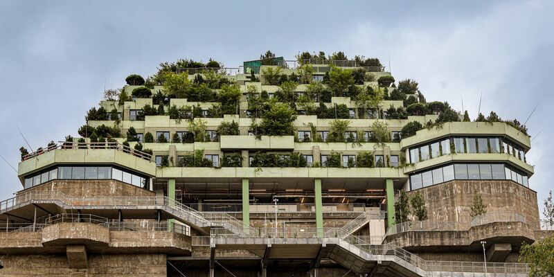 Bunkeranlagen, wie dieser Flakbunker aus dem Zweiten Weltkrieg in Hamburg (St. Pauli), wurden in Friedenszeiten unter anderem zu Kunst- und Kulturstätten umgestaltet.  - Foto: Ulrich Perrey/dpa/dpa-tmn