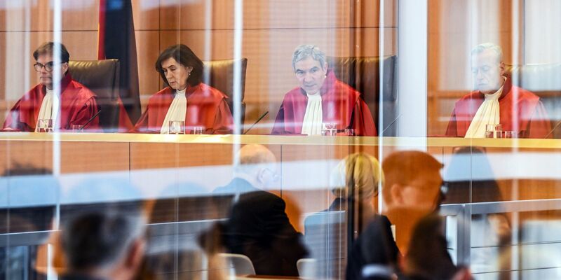 Gerichtspräsident Harbarth verkündete das Urteil. - Foto: Uli Deck/dpa