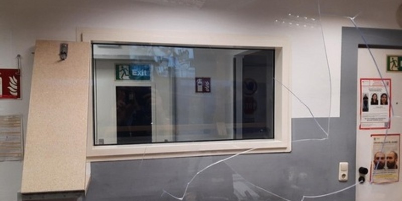 BPOL-FL: NMS - Alkoholisierter Mann entleert Bierflasche im Zug; leistet Widerstand; Spuckschutzscheibe durch Kopfstoß zerstört - Foto: presseportal.de