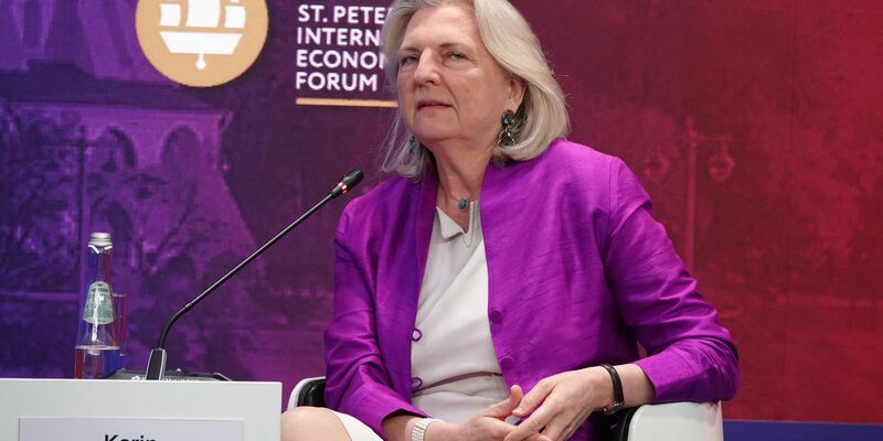 Karin Kneissl ist einer der wenigen gern gesehenen Gäste aus dem Westen auf russischen Politikveranstaltungen - wie hier beim Internationalen Wirtschaftsforum in St. Petersburg. (Archivbild) - Foto: Ulf Mauder/dpa