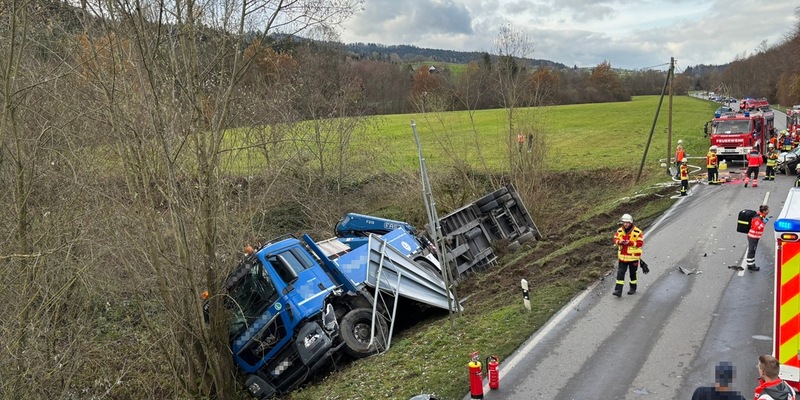 KFV Bodenseekreis: L204: Verkehrsunfall zwischen LKW und PKW - Fahrer eingeklemmt - Foto: presseportal.de