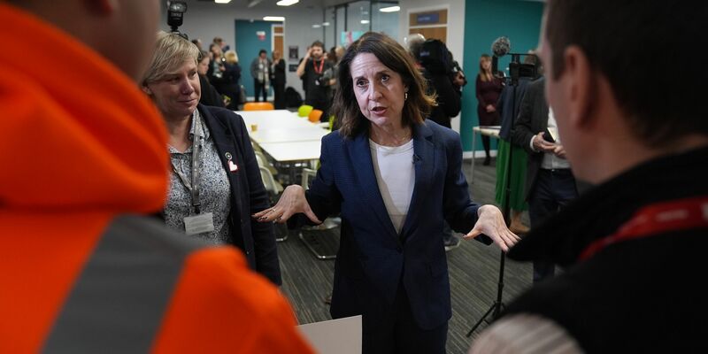 Großbritanniens Regierung will mehr Menschen in Arbeit bringen (Archivbild). - Foto: Jacob King/PA Wire/dpa