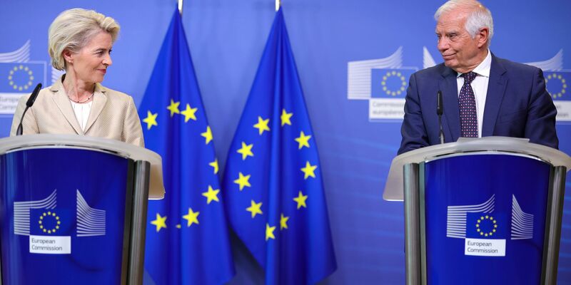 Freuen sich über die Nachrichten aus dem Nahen Osten: Ursula von der Leyen und Josep Borrell. (Archivbild) - Foto: Olivier Matthys/AP/dpa