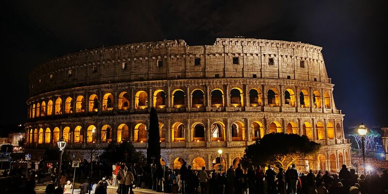 Blick auf das Kolosseum in Rom. (Archivbild) - Foto: Robert Messer/dpa