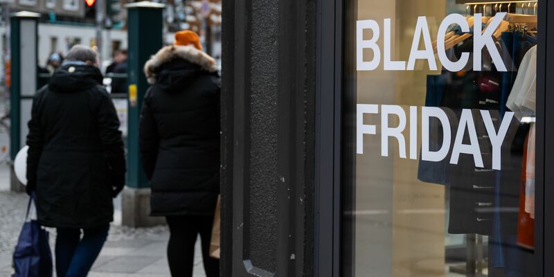 Der Black Friday gilt in den USA oft als Start in die Weihnachtseinkaufszeit (Symbolbild) - Foto: Hannes P. Albert/dpa
