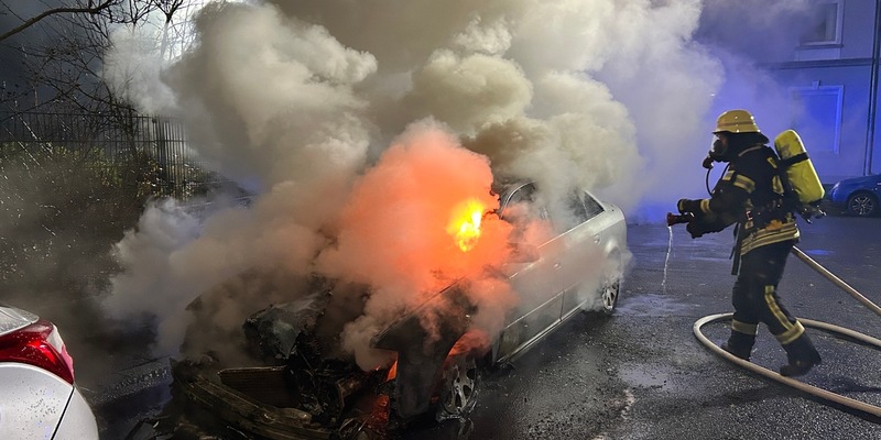 FW Moers: PKW brennt in Moers-Vinn, ein weiterer wurde stark beschädigt - Foto: presseportal.de