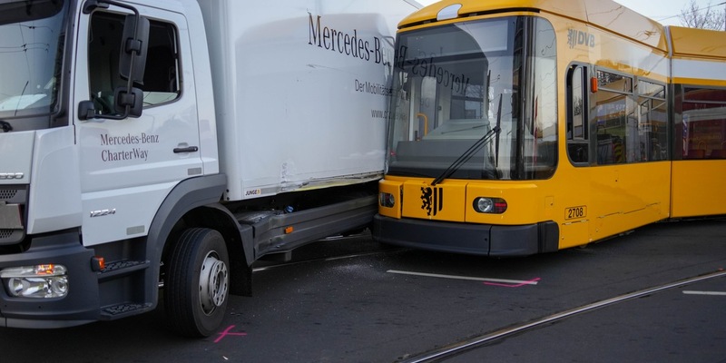 FW Dresden: Doppeleinsatz für die Wache Albertstadt: Verkehrsunfälle mit Verletzten sorgen für Verkehrsbehinderungen - Foto: presseportal.de